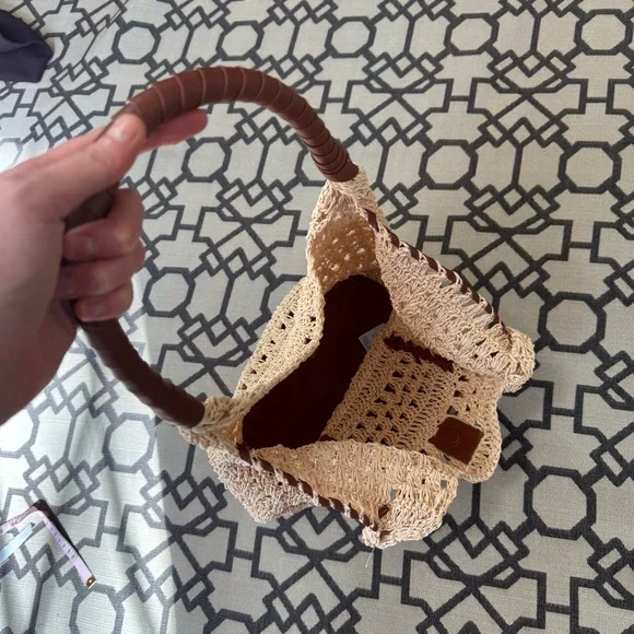 BCBG Woven Raffia Tote Bag Leather Handles Logo Patch Boho Vacation - Picture 7 of 16